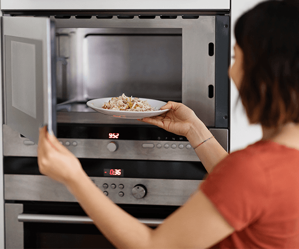 ¿Qué puedes cocinar en un microondas? 7 Ideas creativas para sorprender a tus amigos este verano