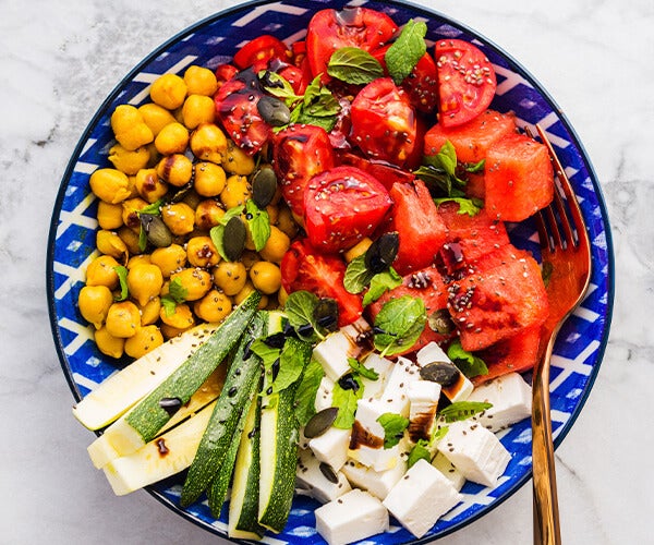 Prepara una ensalada de garbanzos de verano