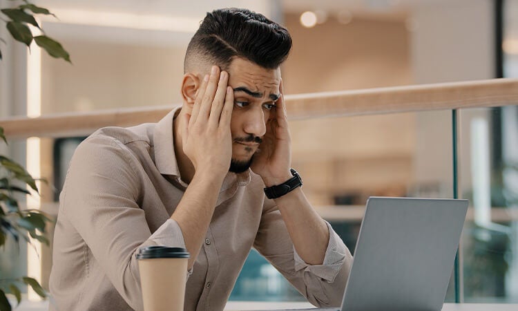 1. ¿Cómo saber si la batería de mi MacBook está dañada o hinchada?