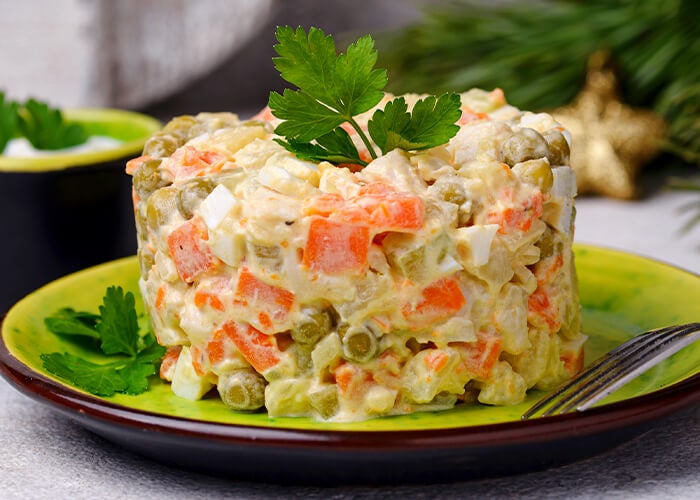 1. ¿Cómo hacer ensaladilla rusa? Receta deliciosa para esta primavera