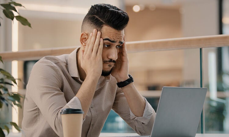 1. ¿Cómo saber si la batería de mi MacBook está dañada o hinchada?
