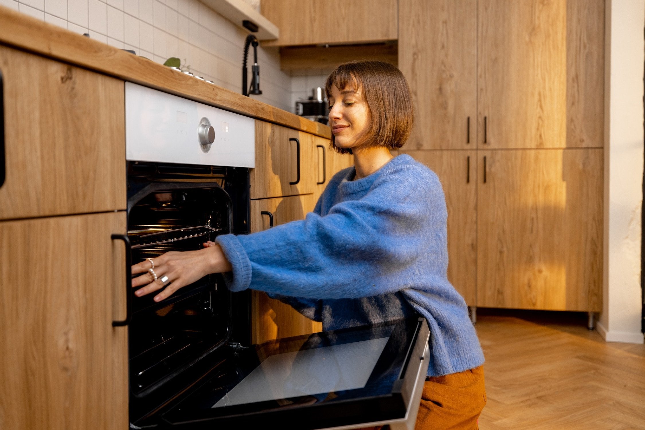 ¿Cuál es el tiempo de cocción del pan en un horno eléctrico?