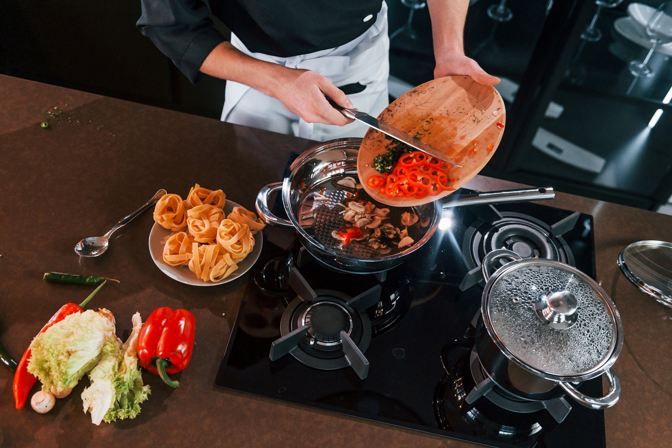 ¿Qué es una cocina mixta con vitro y gas?