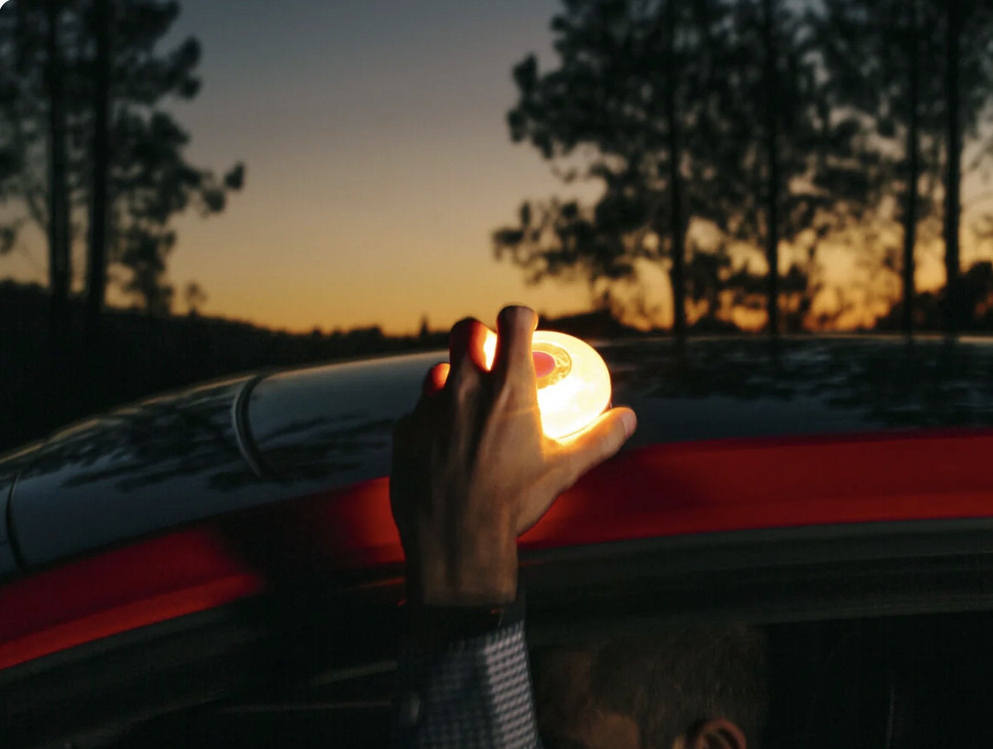 ¿Cuándo es obligatorio llevar la luz de emergencia en el coche?
